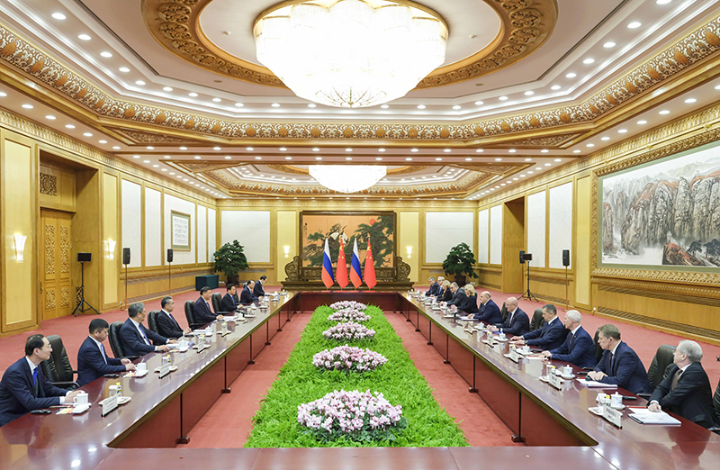 12月20日上午，国家主席习近平在北京人民大会堂会见俄罗斯总理米舒斯京。