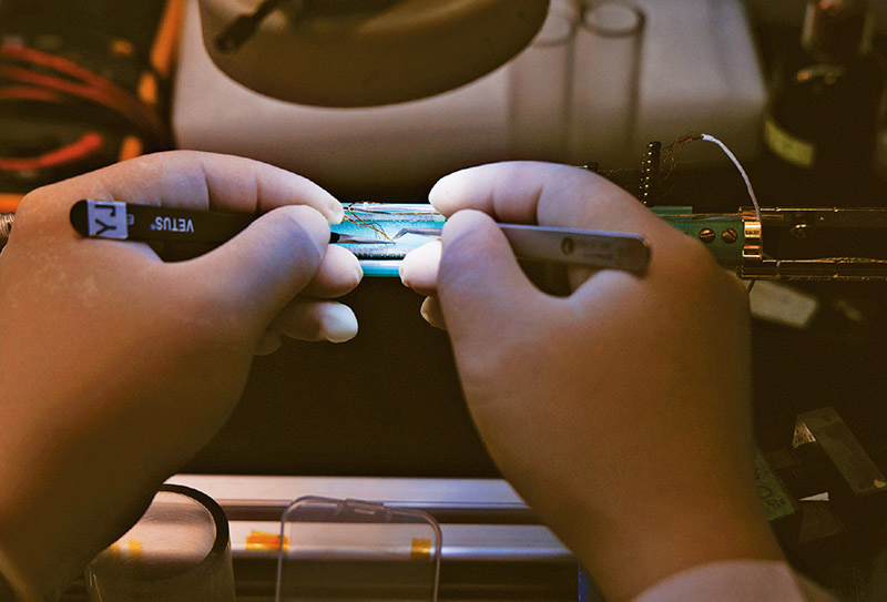 我国科研团队依托国家重大科技基础设施——综合极端条件实验装置,成功研制出中心磁场强度达35.6特斯拉的全超导用户磁体,相当于地磁场的70多万倍,刷新了全超导用户磁体的现有纪录。图为2026年1月26日,在位于北京怀柔的中国科学院物理研究所综合极端条件实验装置极低温强磁场量子振荡实验站,科研人员准备实验测量杆。