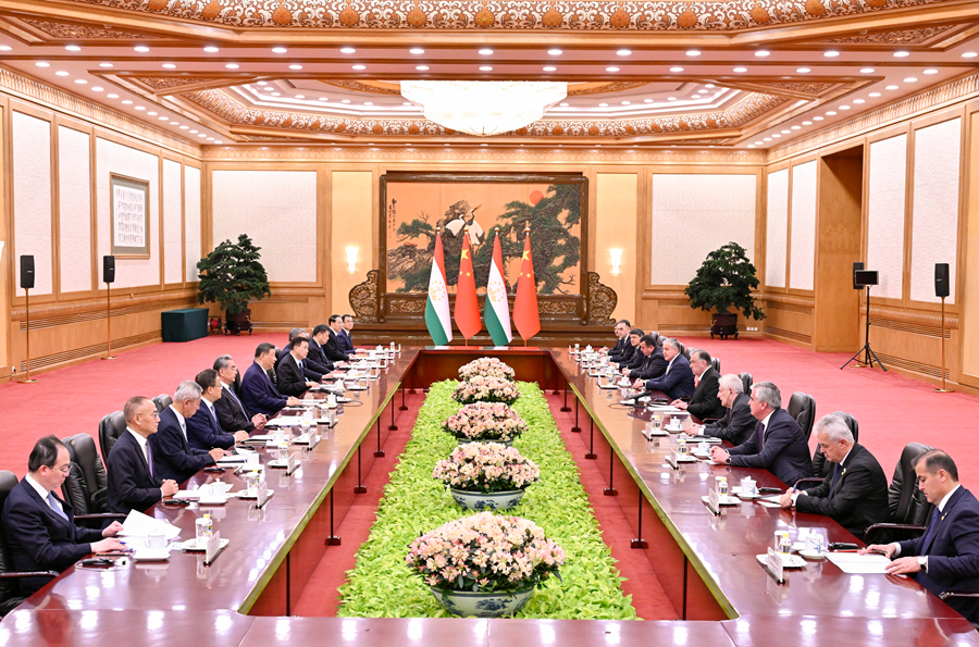   5月12日下午，国家主席习近平在北京人民大会堂同来华进行国事访问的塔吉克斯坦总统拉赫蒙举行会谈。