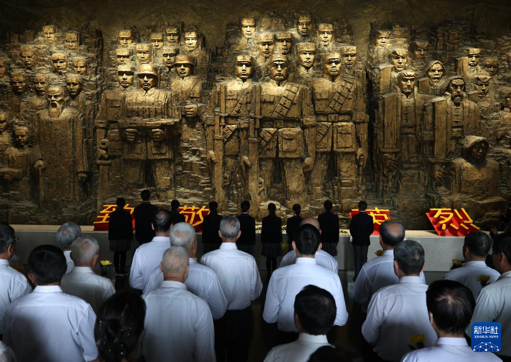 2026年4月3日，“清明节的铭记——缅怀英烈志奋进‘十五五’”主题教育系列活动启动仪式在中国人民抗日战争纪念馆举行。这是社会各界代表向抗战英烈献花。